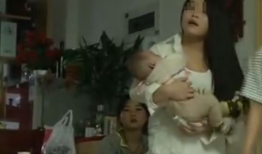 吃奶摸下面视频,吃奶摸下面，揭秘宝宝成长瞬间